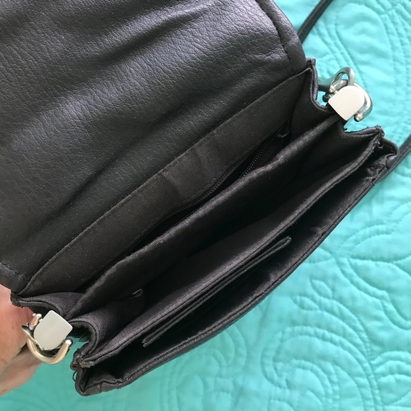 Black Leather Crossbody Messenger Scooter Bag NWOT - Picture 6 of 9